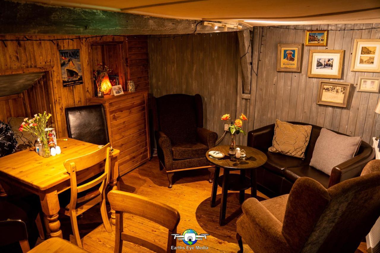 The Bear Inn Llandovery Kültér fotó
