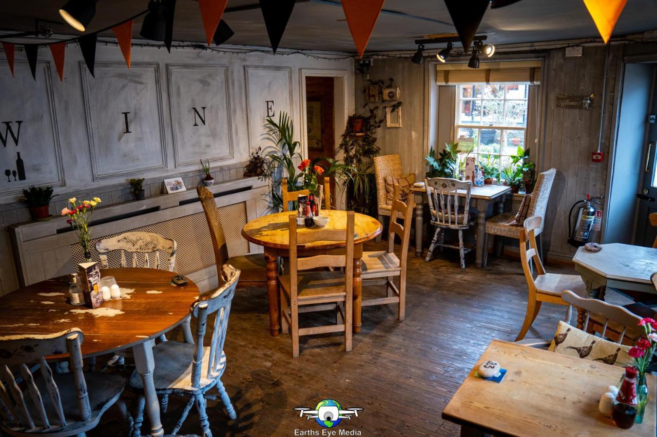 The Bear Inn Llandovery Kültér fotó